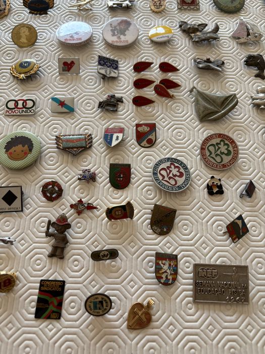 Pequenos alfinetes crachas pins