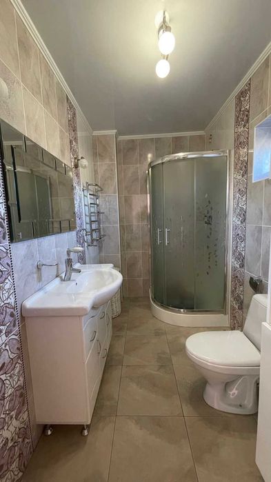 Продається будинок з ділянкою,банею. Зручна локація.