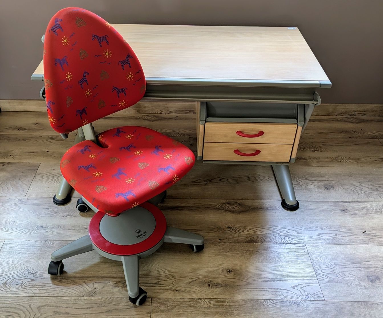 Zestaw regulowane ergonomiczne podnoszone biurko Moll i krzesło Moll