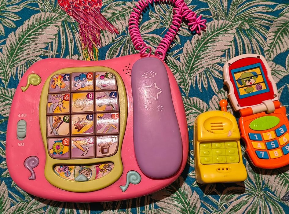 Zestaw telefonów zabawkowych