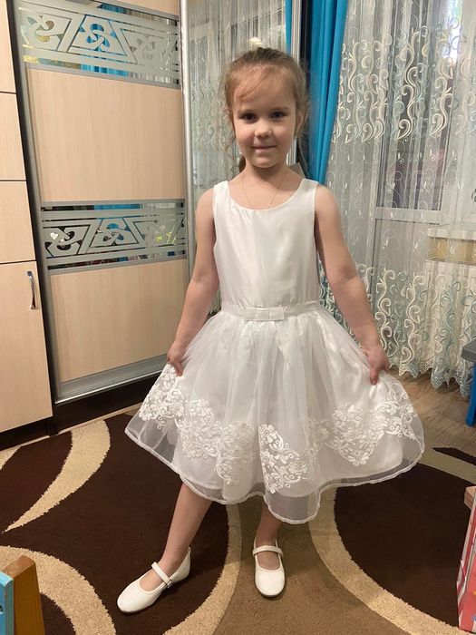 Нове плаття для дівчинки