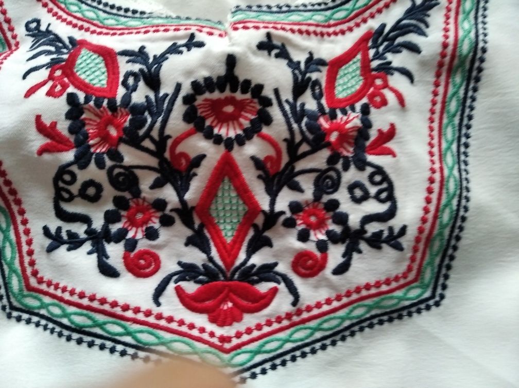 Блузка женская с вышивкой.
