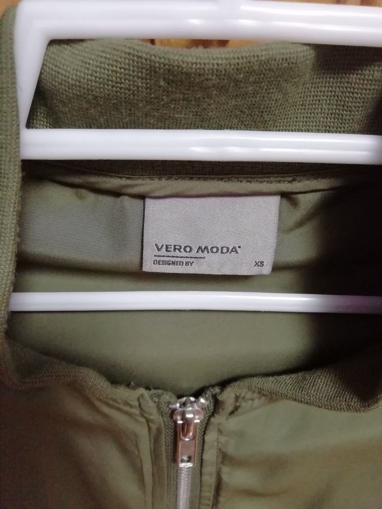 Бомбер, Vero Moda, розмір xs, стан Нового, легесенький, класний.