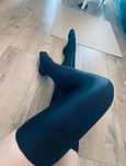 Czarne pończochy samonośne lycra spandex błyszcząc nylonowe jak latex