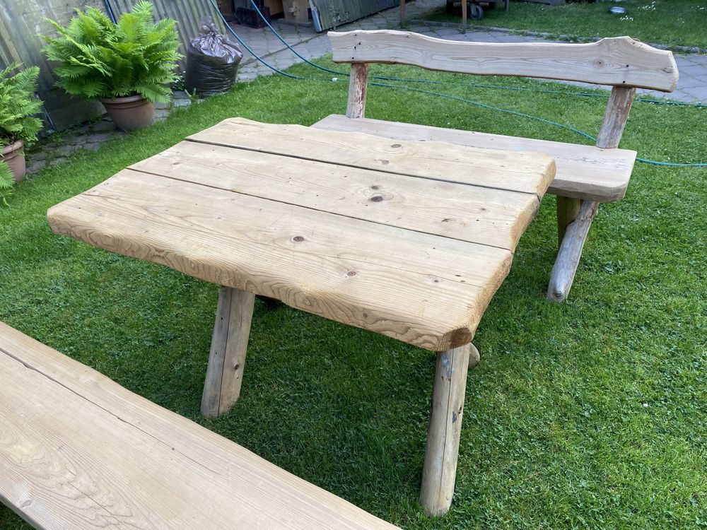 Drewniane rustykalne góralskie stoły biesiadnez ławkami do restauracji
