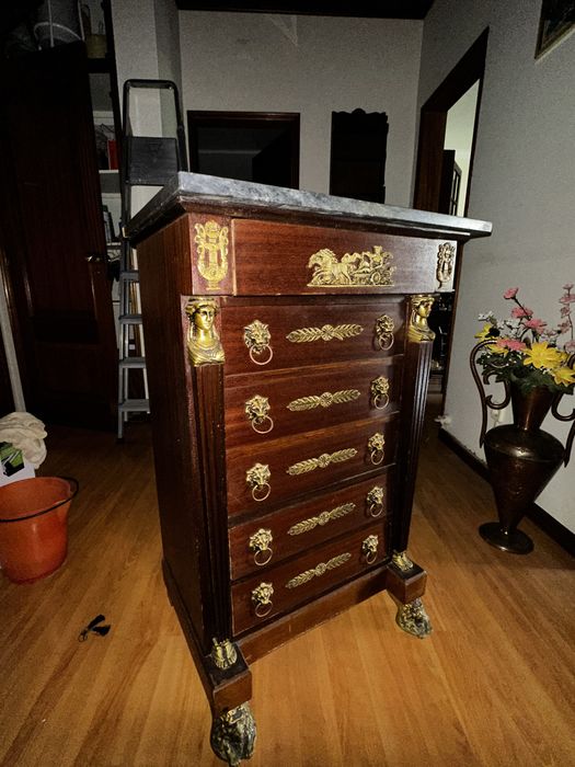 Vendo comóda em madeira trabalhada com tampo em marmore