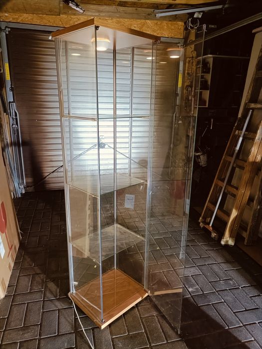 Szklany regał, witryna, gablota