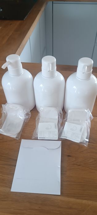 Zestaw trzech nowych dozowników z uchwytami  na mydlo