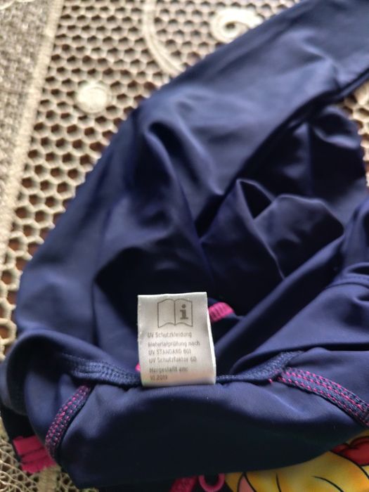 Dziewczęcy, jednoczęściowy kostium kąpielowy z długimi rękawami UV 60