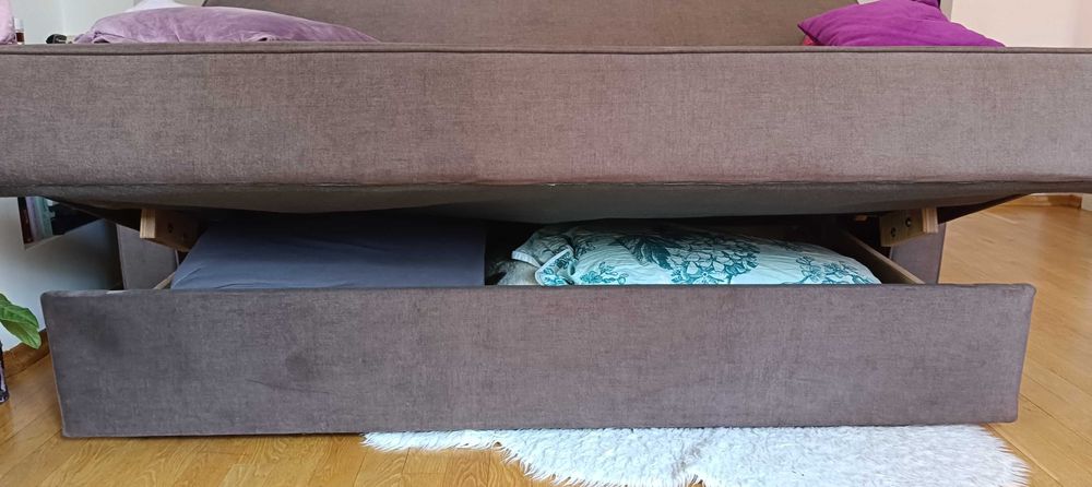 Brązowa sofa rozkładana do spania z dużym pojemnikiem na pościel