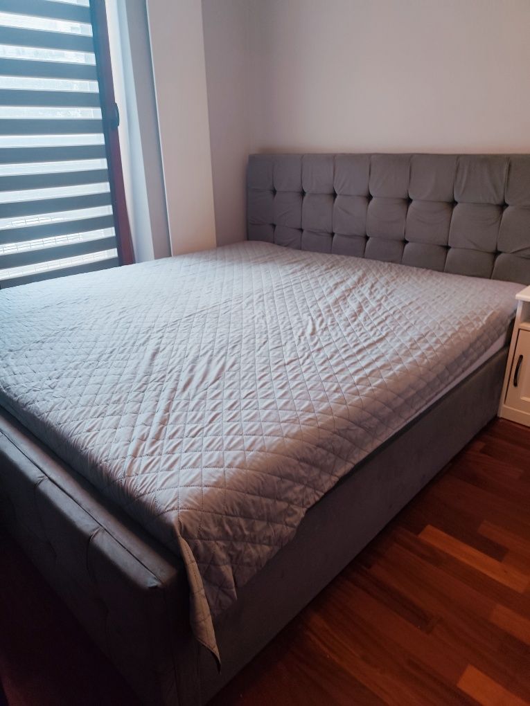 Szare Łóżko tapicerowane z materacem i pojemnikiem 180x200