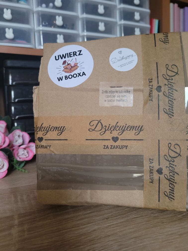 Box z gadżetami książkowymi w kolorach