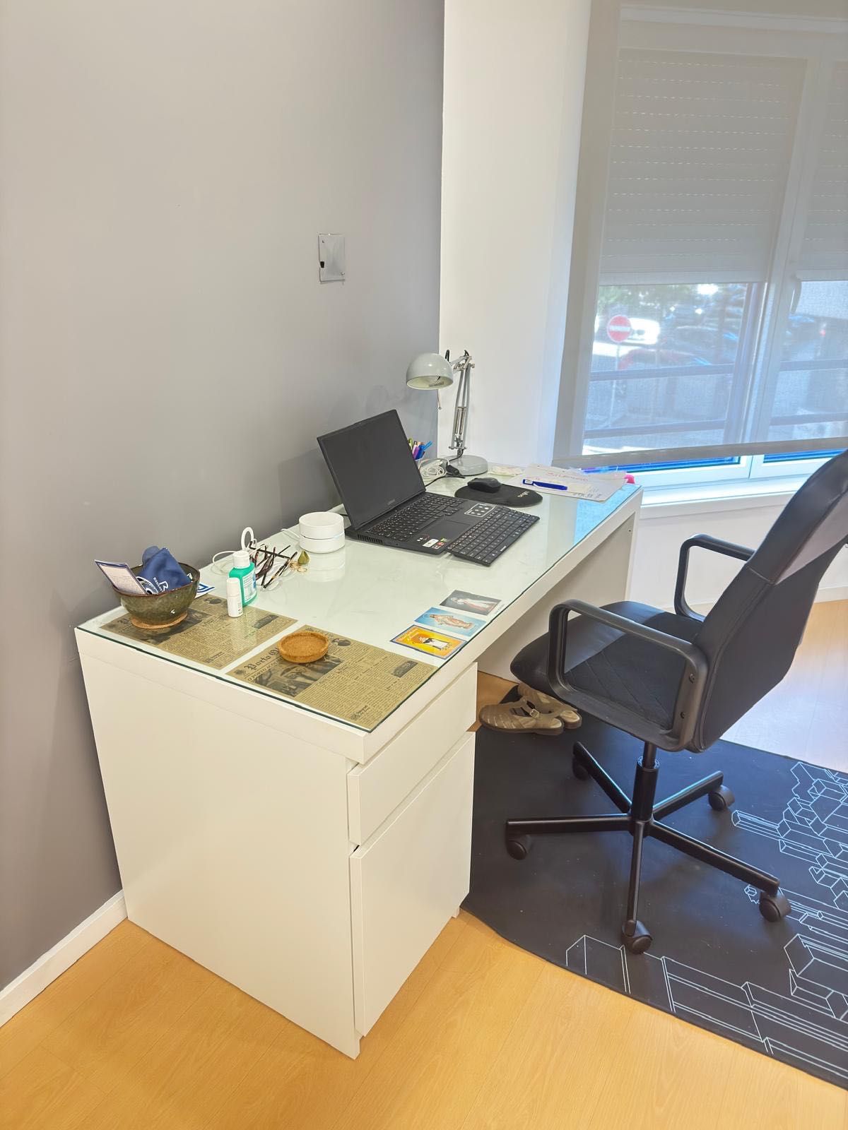 Mesa de escritório com cadeira