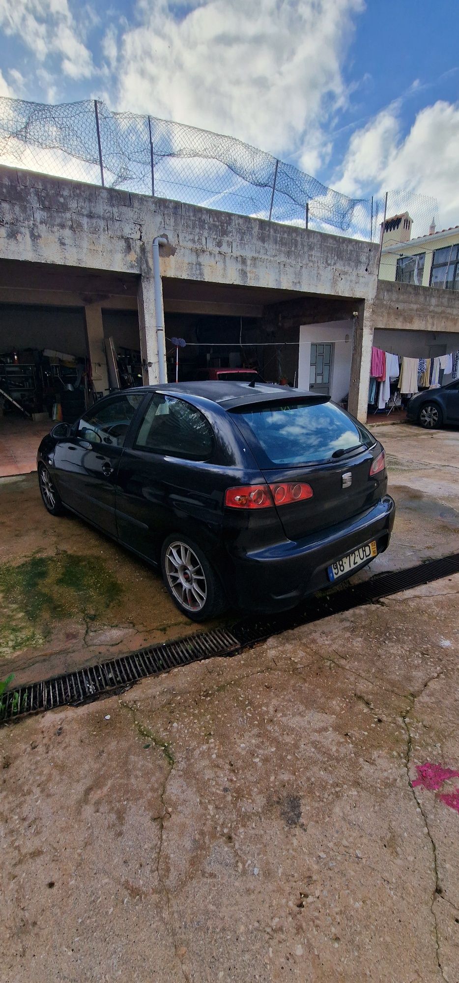 Seat ibiza 6l com muito material negociável