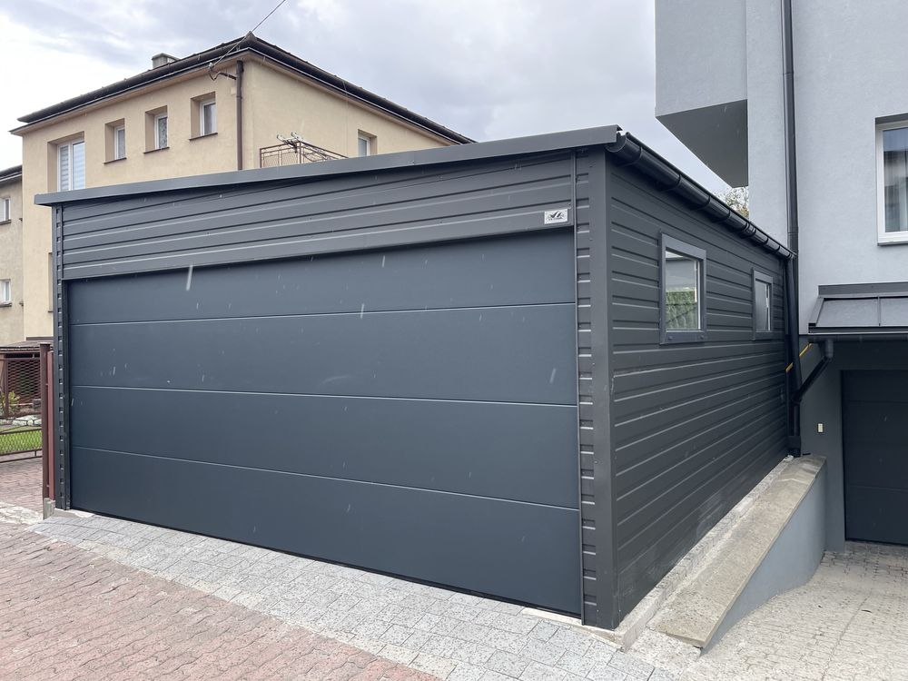 Garaż blaszany 5.5x6, brama segmentowa, grafit, profil zamknięty.
