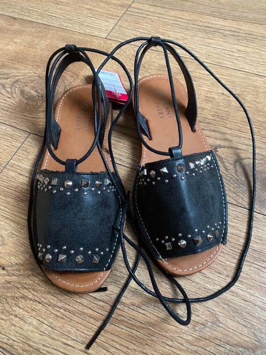 Czarne wiązane sandały z ćwiekami rzymki Jenny Fairy 36