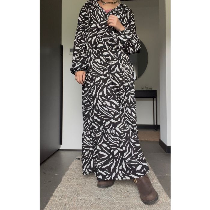 Długa/maxi czarno-biała sukienka wiskozowa; 46/3XL