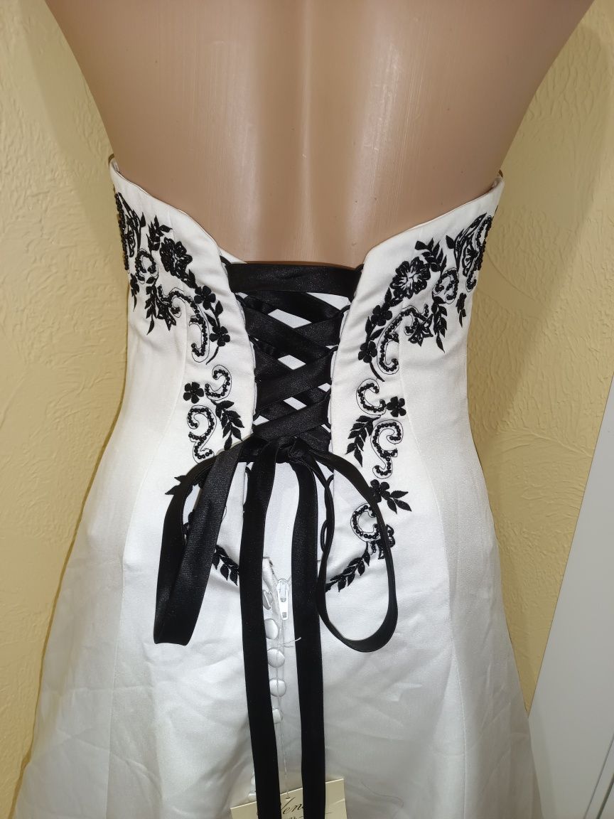 Випускна святкова сукня з вишивкою нова на розмір  XS S плаття вечірня