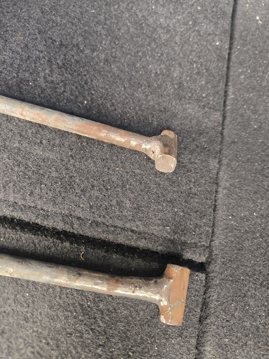 Chaves artesanais para levantar tampas de chão