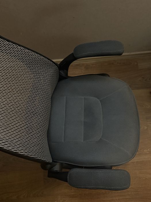 Ергономічне офісне крісло з сіткою