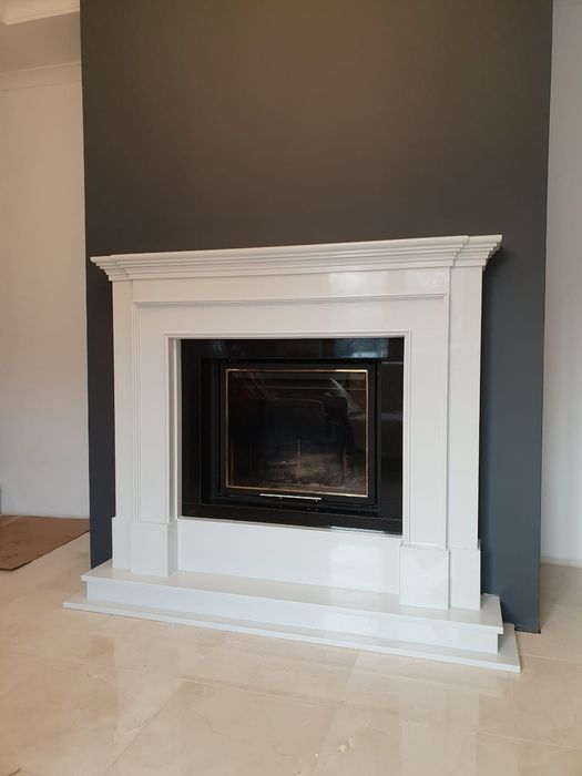 Stylowy kominek marmurowy  , portal kominkowy . od producenta