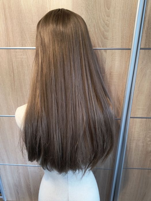 Nowa peruka ciemny blond z grzywką jak naturalne