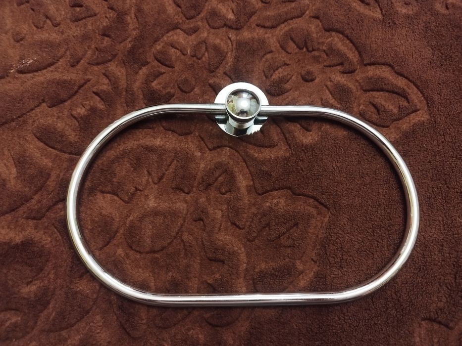 Wieszak na ręcznik metalowy, stan bardzo dobry