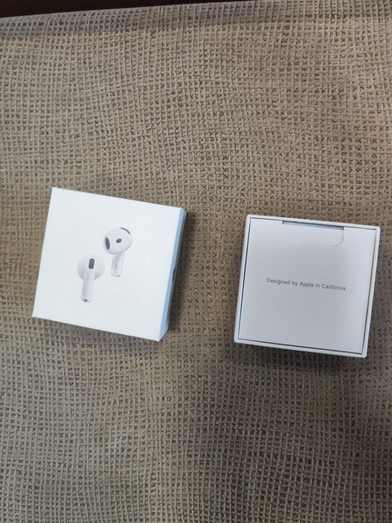 Air pods4 com caixa aberta