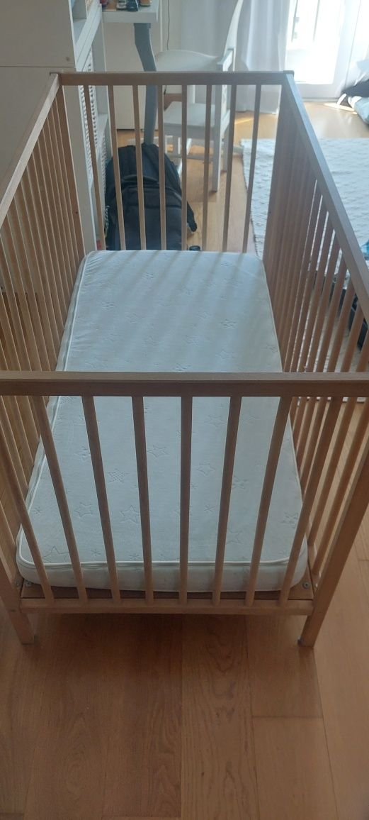 Cama de bebé e fraldário