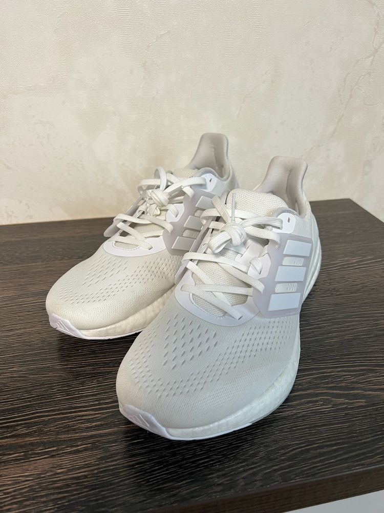 Нові кросівки Adidas  46