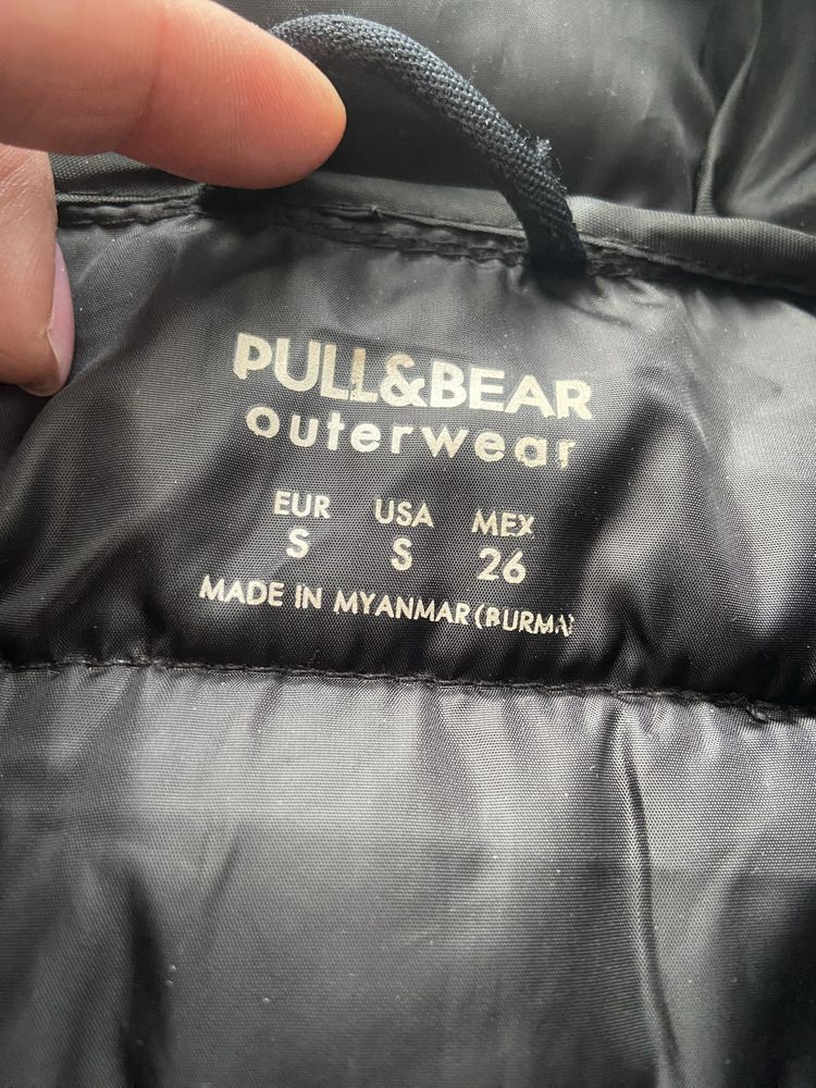 Lekka pikowana kurtka z kapturem czarna Pull & Bear S / 36