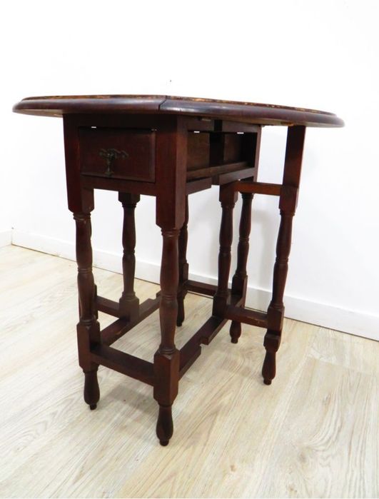 Mesinha baixa com abas.