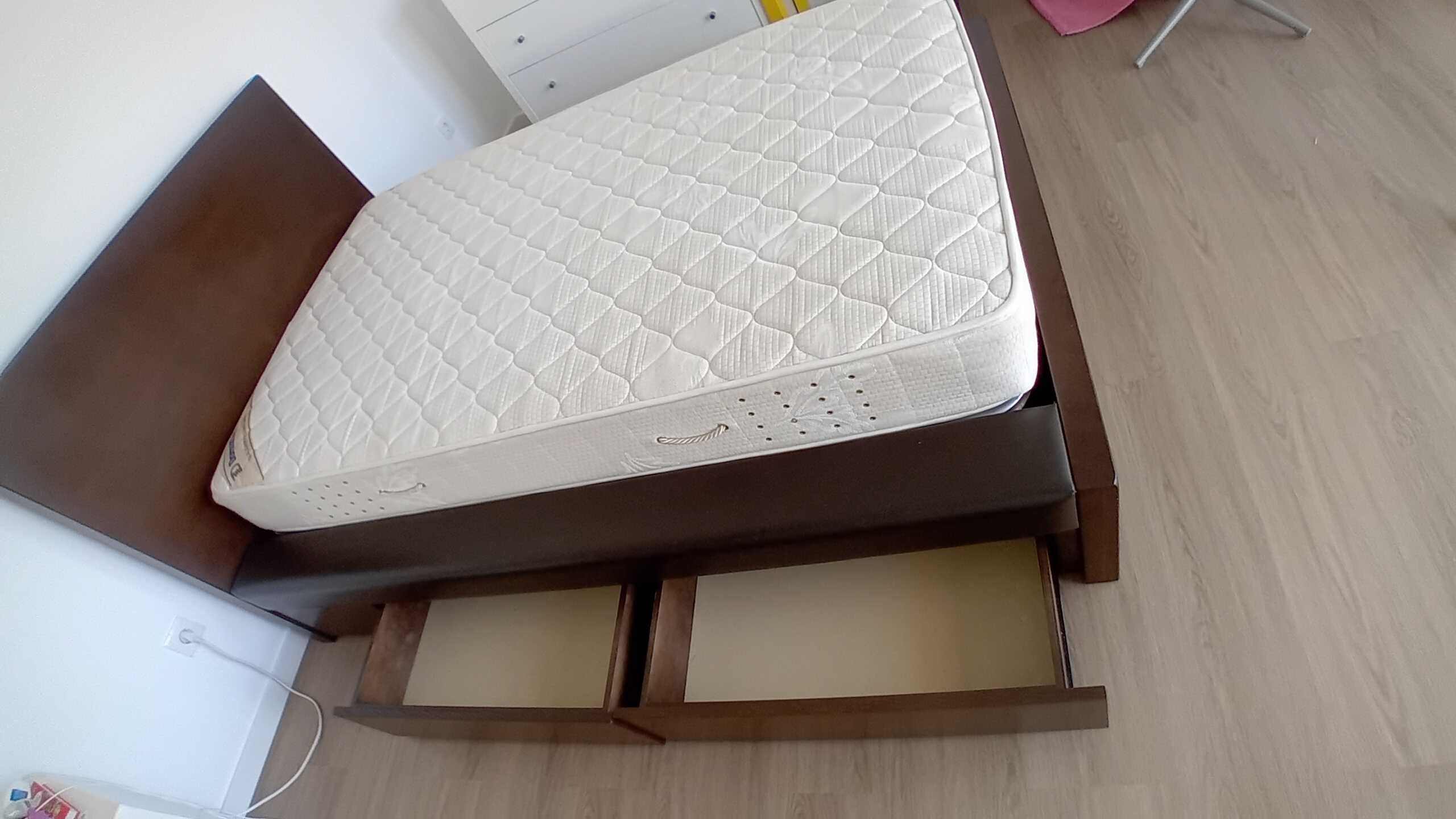 Cama em madeira, gavetas, cama por baixo, estrados e colchões