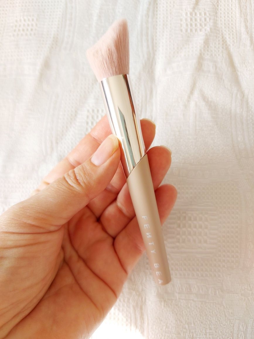 Fenty Beauty Highlight brush