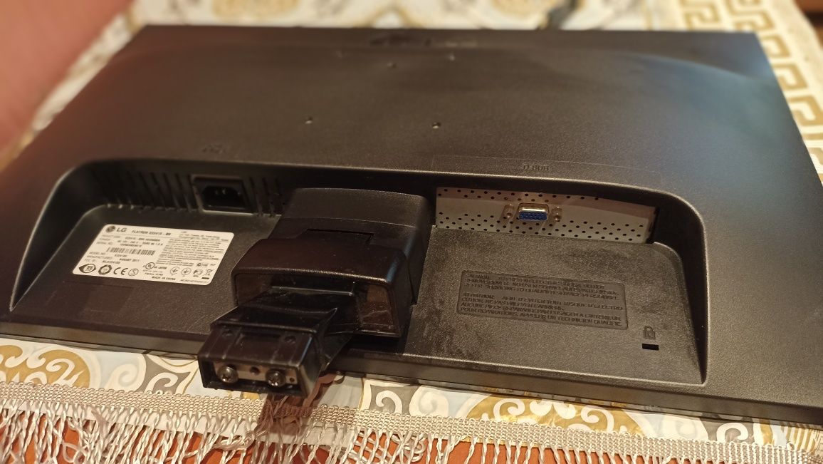 Широкоформатний монітор з VGA 23 дюйми LG Flatron
