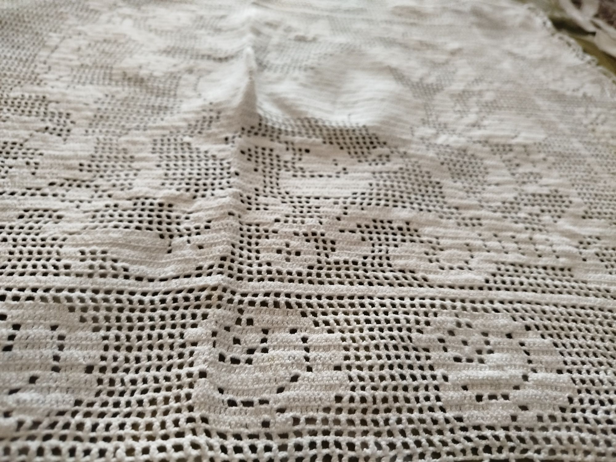 Pano em renda trabalhado em linha fina e branco