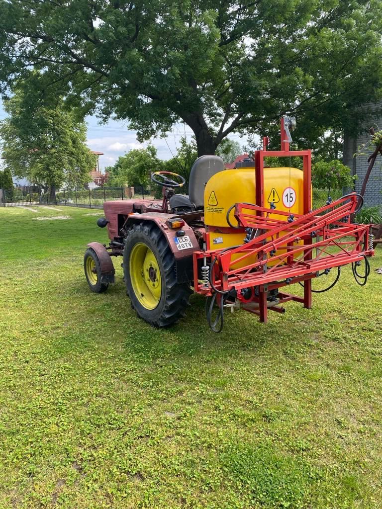 Traktor Władimiriec T-25 plus opryskiwacz