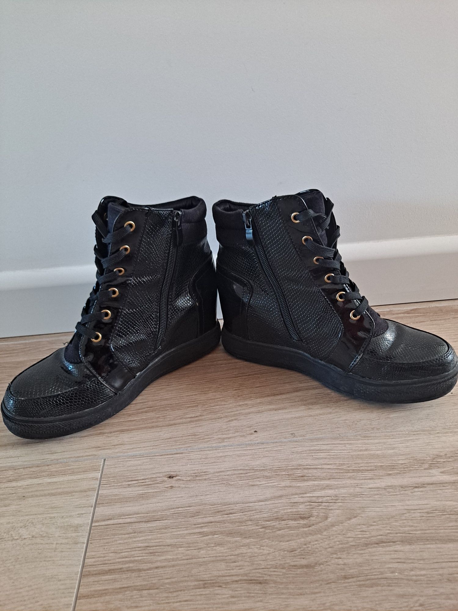 Czarne lakierowane sneakersy na koturnie