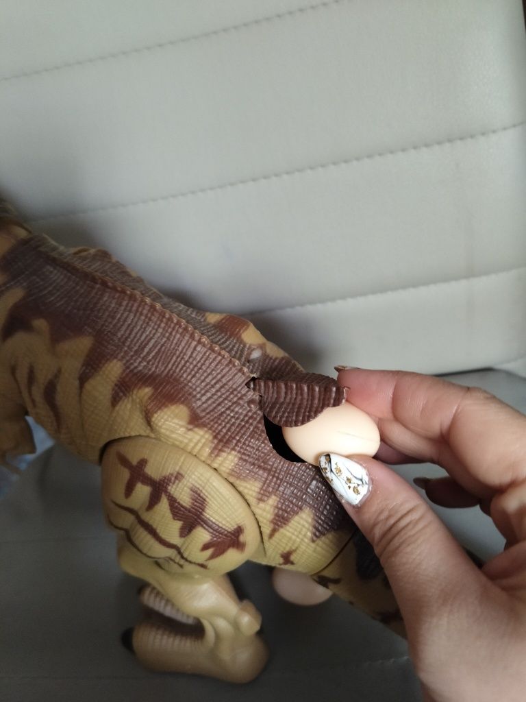 Dinozaur TRex chodzi, świeci, ryczy