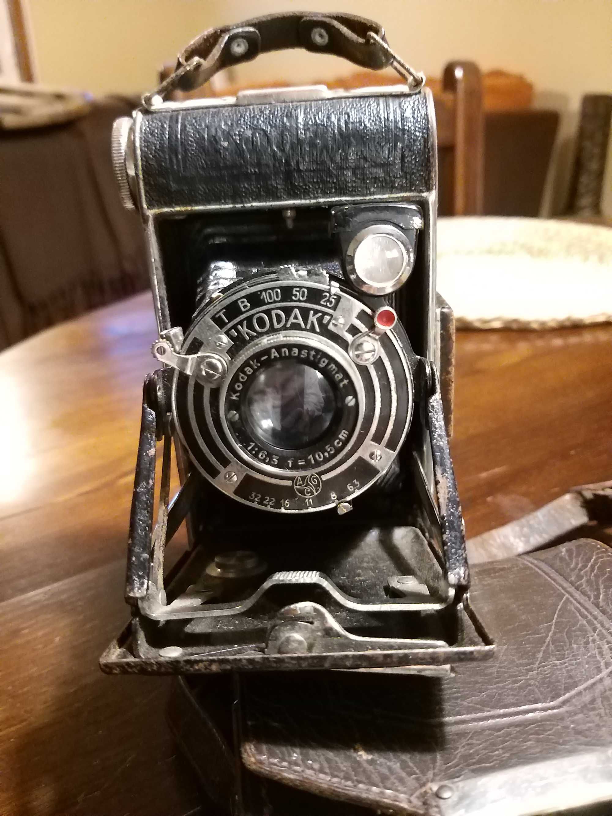 Maquina  fotografica Kodak , bem conservada, com estojo couro.