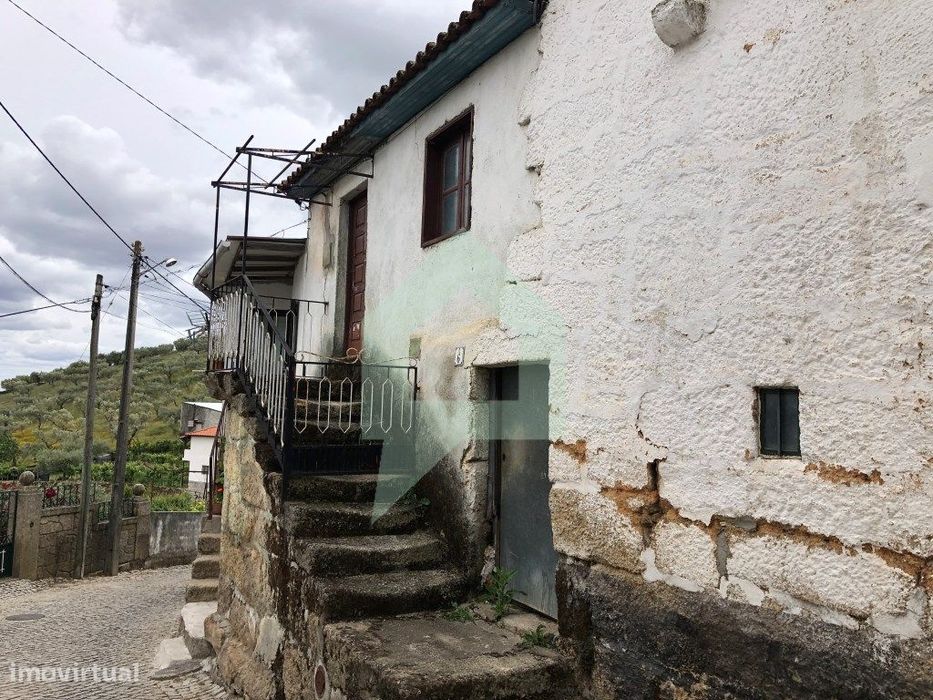 Casa para restauro no Centro de Sanfins, Valpaços