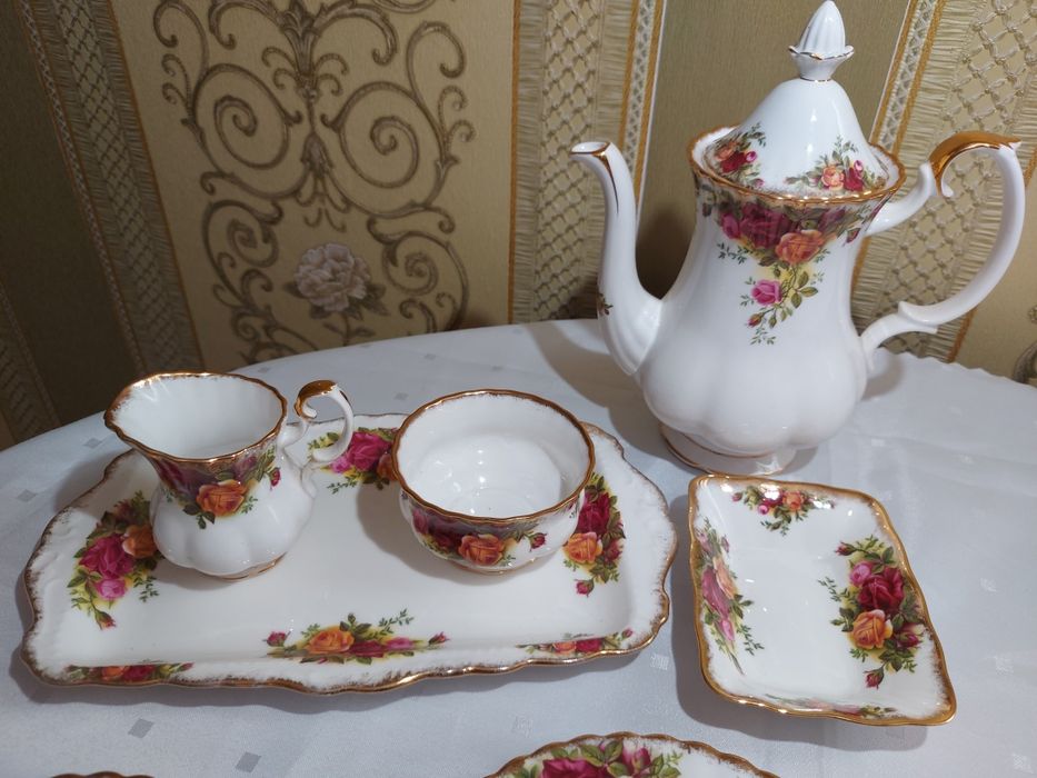 Serwis do kawy na 6 osob porcelana angielki Royal Albert czerwona róż