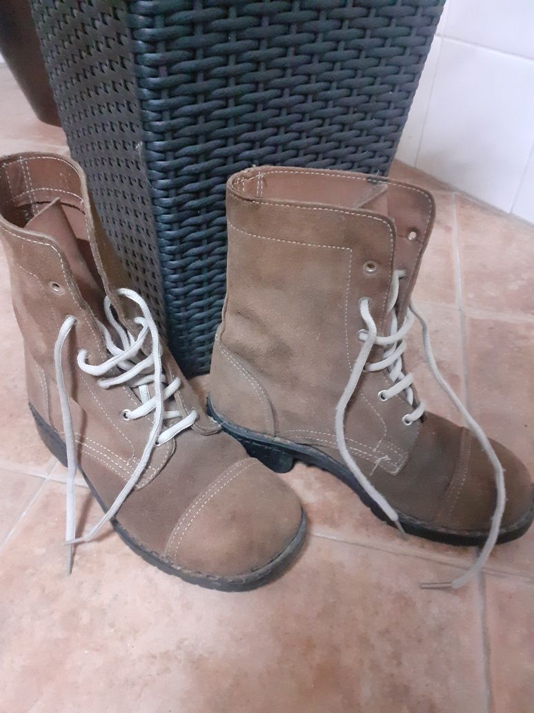 Botas em cabedal