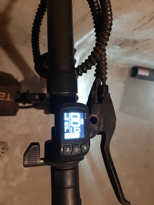 Hulajnoga elektryczna Techlife L5, z siodełkiem i światłami.