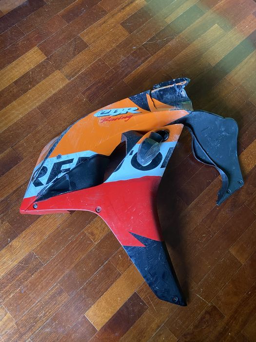Carenagem lateral esquerda Honda CBR 600 RR 2008 Bastante danificada