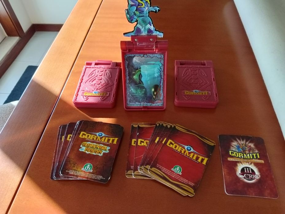Conjunto de cartas colecionáveis da série Gormiti.

- Cartas com ilust
