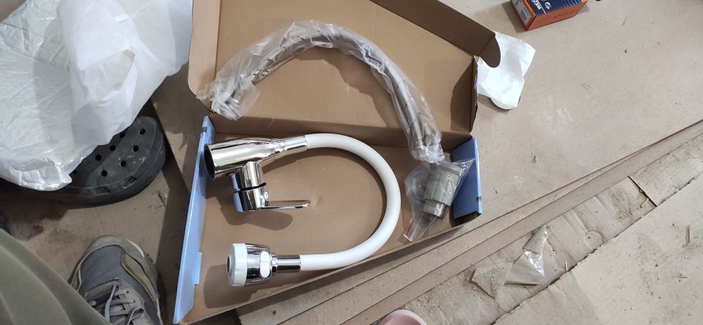 Кран гнучкий білий з насадкою під 2 режими