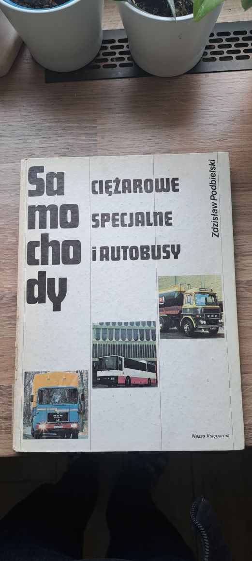 Książka Samochody ciężarowe specjalne i autobusy