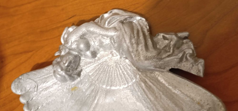 Cinzeiro em metal c/ pés Deusa dos Mares, deitada sobre uma concha