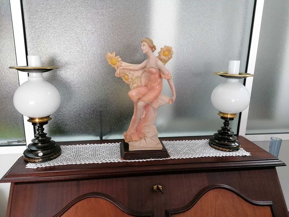 Candeeiros antigos, mesa de cabeceira ou consola